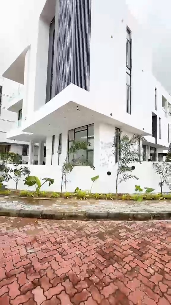 Luxury 6 bedroom duplex